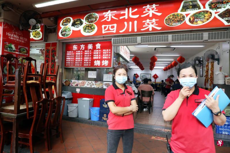 位于牛车水的东北美食餐厅员工都戴上口罩,店里也定期消毒,希望顾客能够放心,但生意始终没有起色。(邝启聪摄) 位于牛车水的东北美食餐厅员工都戴上口罩,店里也定期消毒,希望顾客能够放心,但生意始终没有起色。(邝启聪摄)