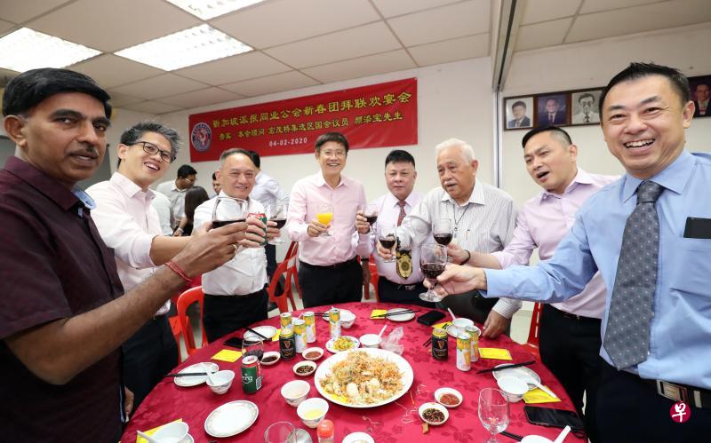新加坡派报同业公会顾问颜添宝(左四)、公会会长洪荣成(左五),与报业控股发行部执行副总裁蔡伟鹏(左三)等来宾一同捞鱼生庆新年。(陈来福摄) 新加坡派报同业公会顾问颜添宝(左四)、公会会长洪荣成(左五),与报业控股发行部执行副总裁蔡伟鹏(左三)等来宾一同捞鱼生庆新年。(陈来福摄)