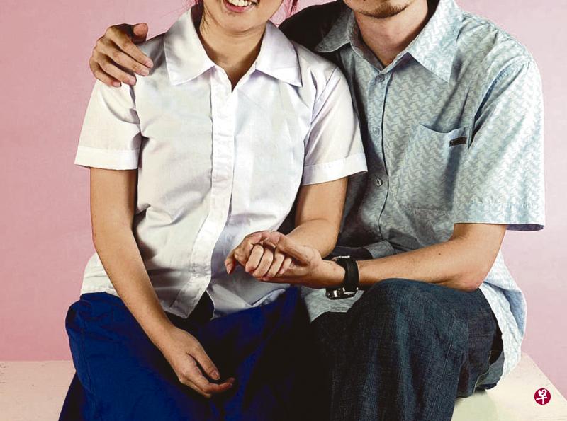 已有同居女友的41岁补习教师搞上12岁女学生,跟女学生在商场厕所里性交,夺走对方初夜,被判坐牢10年10个月鞭打12下。(档案示意图) 已有同居女友的41岁补习教师搞上12岁女学生,跟女学生在商场厕所里性交,夺走对方初夜,被判坐牢10年10个月鞭打12下。(档案示意图)