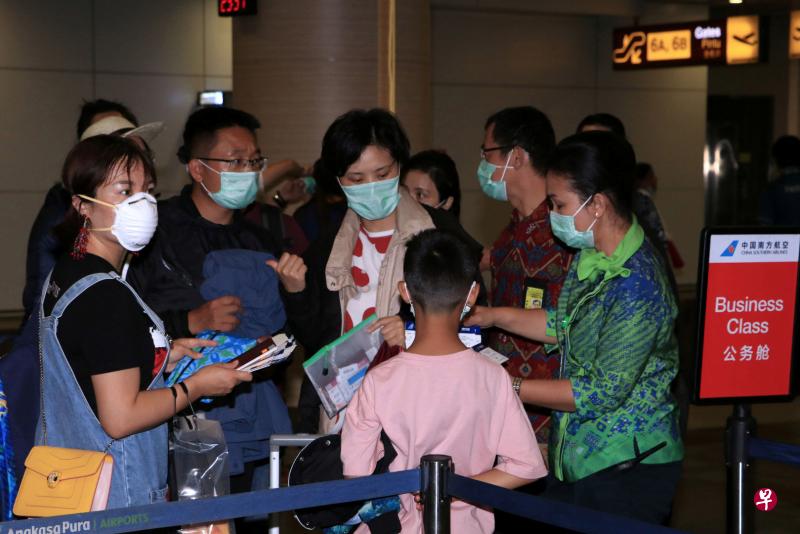 2020年2月4日,峇厘岛I Gusti Ngurah Rai国际机场人员检查南方航空飞往中国广州的航班乘客的机票。(路透社) 2020年2月4日,峇厘岛I Gusti Ngurah Rai国际机场人员检查南方航空飞往中国广州的航班乘客的机票。(路透社)