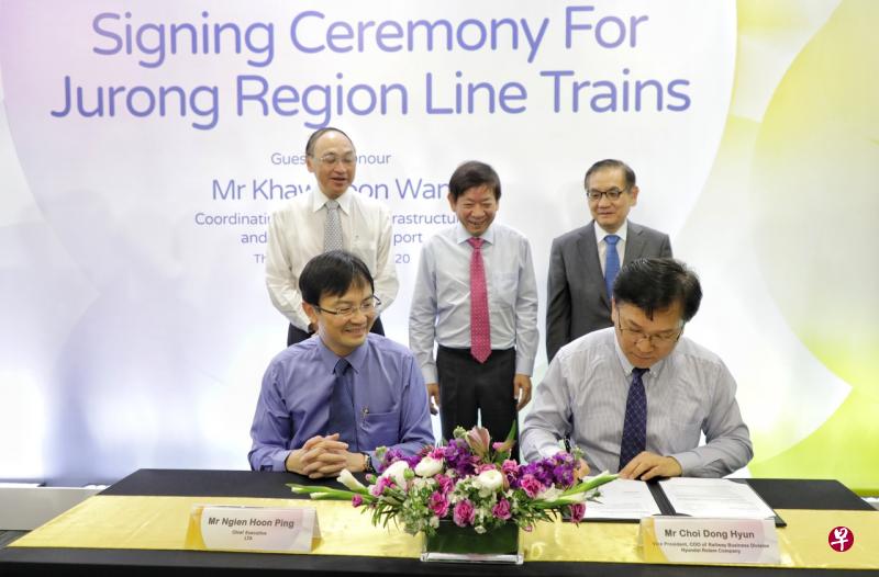 基础建设统筹部长兼交通部长许文远(后排中间者)今早见证签署仪式。(林国明摄) 基础建设统筹部长兼交通部长许文远(后排中间者)今早见证签署仪式。(林国明摄)