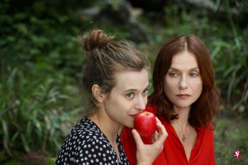 伊莎贝雨蓓(右)在《白雪公主》给继女璐德拉格吃毒苹果。 伊莎贝雨蓓(右)在《白雪公主》给继女璐德拉格吃毒苹果。