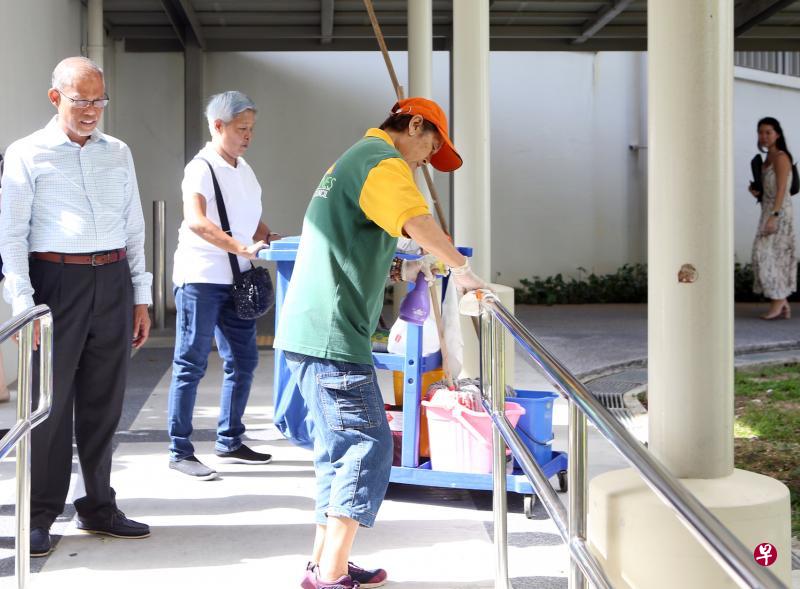 环境与水源部长马善高(左)在淡滨尼西区了解加强力度的清洁工作。清洁工林丽(70岁,右)在抹擦公共场所的栏杆扶手。(梁伟康摄) 环境与水源部长马善高(左)在淡滨尼西区了解加强力度的清洁工作。清洁工林丽(70岁,右)在抹擦公共场所的栏杆扶手。(梁伟康摄)