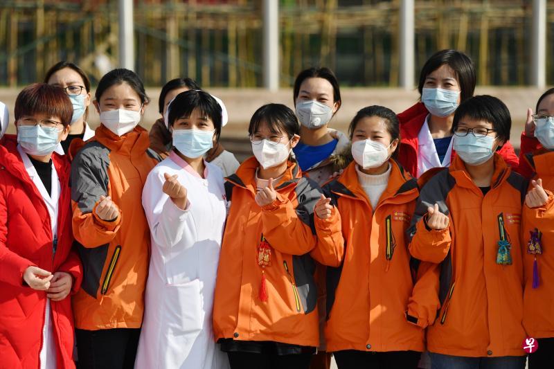图为西安国际医学中心医院212名医护人员组成的医疗队2月3日启程前往湖北武汉的合影。(新华社) 图为西安国际医学中心医院212名医护人员组成的医疗队2月3日启程前往湖北武汉的合影。(新华社)