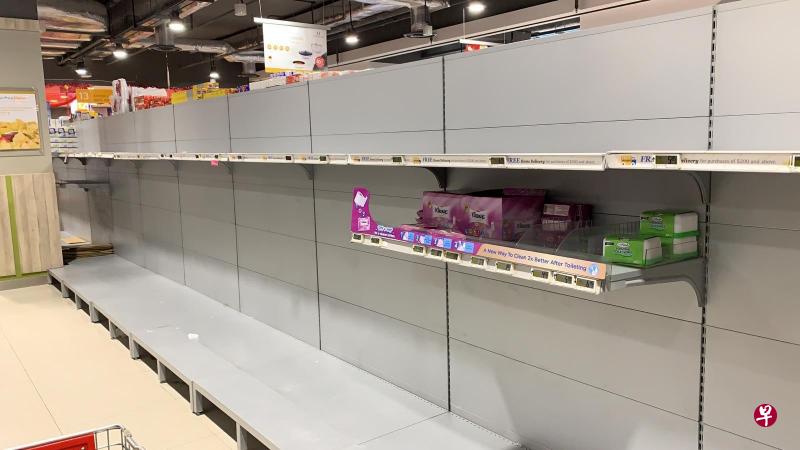 我国今天宣布抗疫警戒水平从黄色升级到橙色后，不少公众傍晚赶往超市抢购白米、快熟面，以及卫生纸等日用品，导致许多超市大排长龙，不少货架被扫空。（取自推特） 