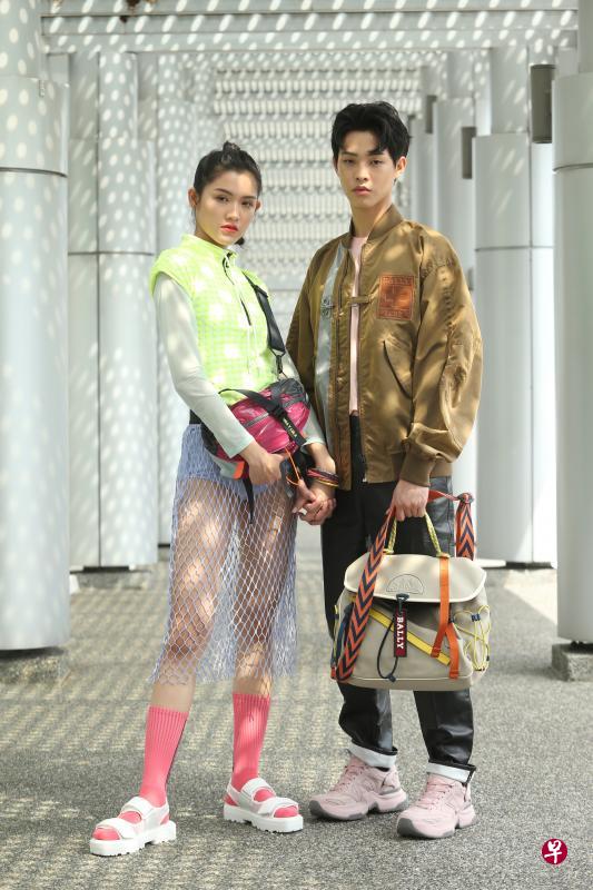 男: T恤:Sandro/外套、裤子、包包:Bally/鞋:Boss女:服装、袜子、包包、手环均来自Bimba & Lola 男: T恤:Sandro/外套、裤子、包包:Bally/鞋:Boss女:服装、袜子、包包、手环均来自Bimba & Lola