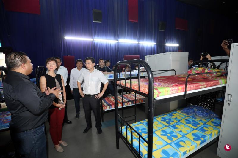 联合领导政府跨部门工作小组的国家发展部长黄循财(左三)和人力部长杨莉明(左二)参观从大士村客工宿舍内电影院改装成的临时宿舍,向宿舍经营人善库马(左一)了解住宿情况。(邝启聪摄) 联合领导政府跨部门工作小组的国家发展部长黄循财(左三)和人力部长杨莉明(左二)参观从大士村客工宿舍内电影院改装成的临时宿舍,向宿舍经营人善库马(左一)了解住宿情况。(邝启聪摄)