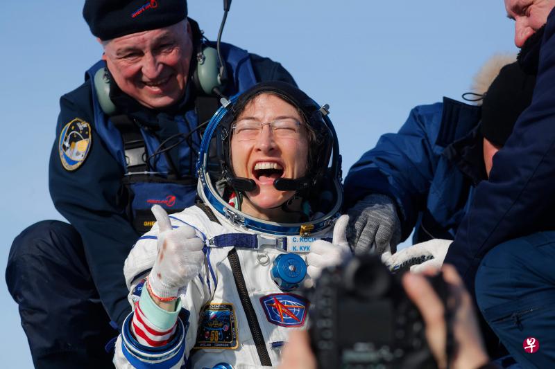 科克(中)降落后非常兴奋。(法新社) 科克(中)降落后非常兴奋。(法新社)
