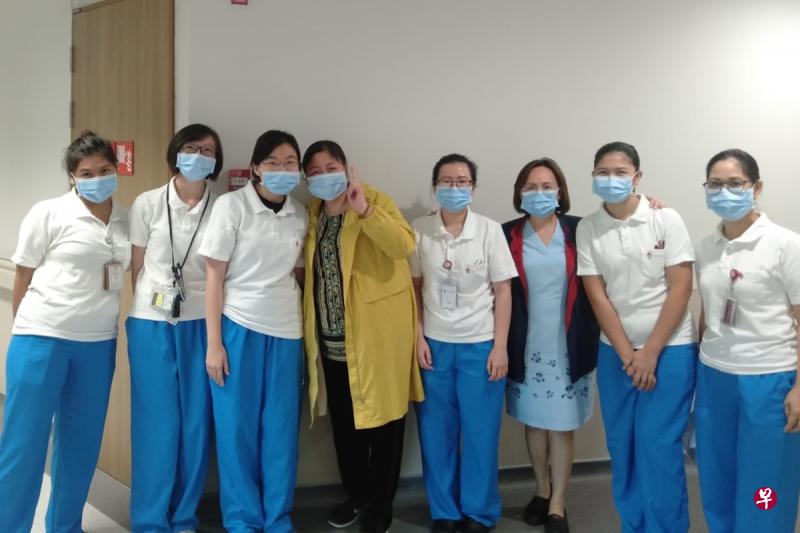 江姓女子(左四)在国家传染病中心和医护人员拍照留念,感谢他们无微不至的照顾。(受访者提供) 江姓女子(左四)在国家传染病中心和医护人员拍照留念,感谢他们无微不至的照顾。(受访者提供)