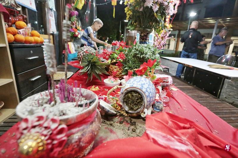 拜天公的贡品、香炉遭神秘男动手砸坏。(徐颖荃摄) 拜天公的贡品、香炉遭神秘男动手砸坏。(徐颖荃摄)