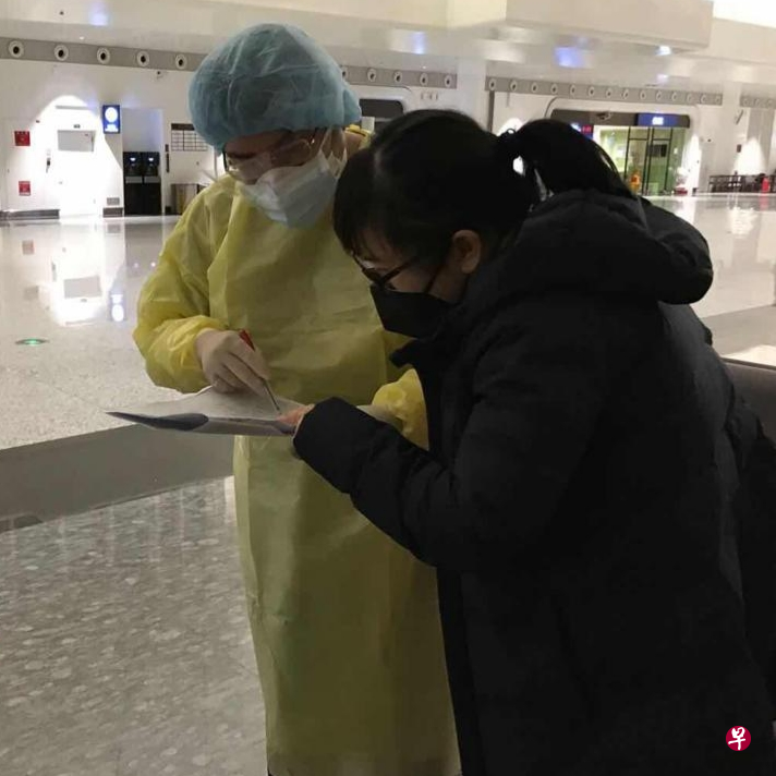 外交部人员在武汉天河国际机场，协助准备登机的新加坡人和其家属。（外交部提供） 