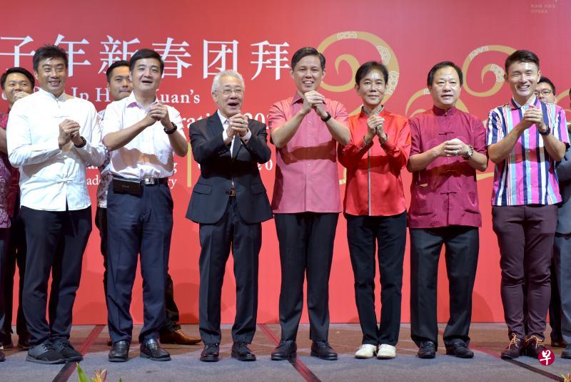 潮州八邑会馆副会长陈展鹏(前排左起)、国防部高级政务部长王志豪、潮州八邑会馆会长曾建权、贸工部长陈振声、八邑会馆永远名誉会长兼会务顾问郭明忠、署理会长吴木兴和文化、社区及青年部兼交通部高级政务次长马炎庆拱手向出席团拜的宗乡们拜年。(特约林新泰摄) 潮州八邑会馆副会长陈展鹏(前排左起)、国防部高级政务部长王志豪、潮州八邑会馆会长曾建权、贸工部长陈振声、八邑会馆永远名誉会长兼会务顾问郭明忠、署理会长吴木兴和文化、社区及青年部兼交通部高级政务次长马炎庆拱手向出席团拜的宗乡们拜年。(特约林新泰摄)