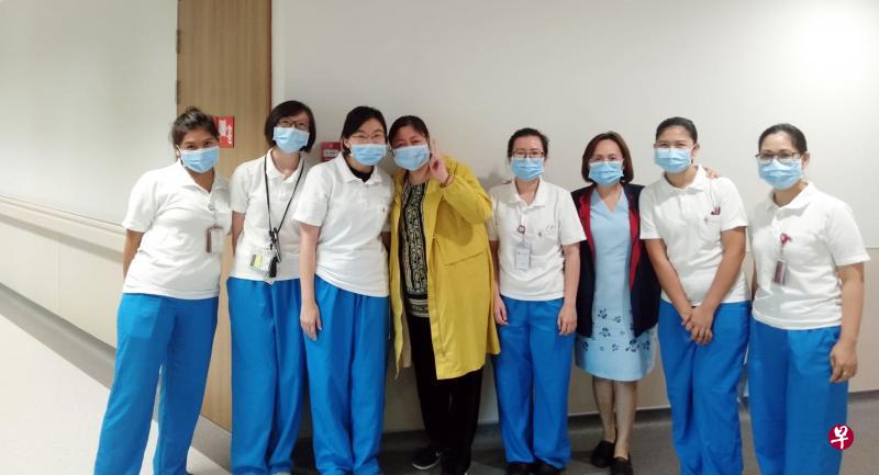 江姓女子(左四)在国家传染病中心和医护人员拍照留念,感谢他们无微不至的照顾。(受访者提供) 江姓女子(左四)在国家传染病中心和医护人员拍照留念,感谢他们无微不至的照顾。(受访者提供)