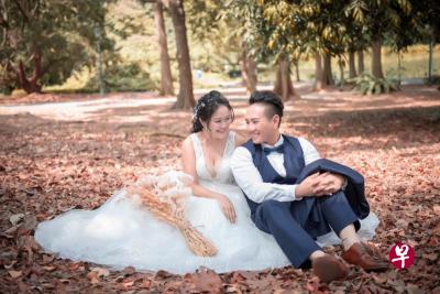 因新冠病毒持续扩散,吴小姐与丈夫原订今午的婚宴临时喊停。 因新冠病毒持续扩散,吴小姐与丈夫原订今午的婚宴临时喊停。