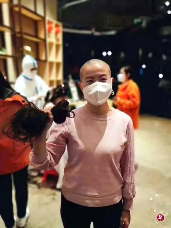 西安女医护人员为全力对抗疫情,集体理平头和光头。(西安国际医学中心医院微信公众号) 西安女医护人员为全力对抗疫情,集体理平头和光头。(西安国际医学中心医院微信公众号)