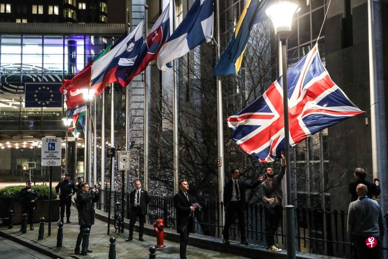 2020年1月31日,官员把悬挂在比利时布鲁塞尔欧洲议会大楼外的英国国旗降了下来。(法新社) 2020年1月31日,官员把悬挂在比利时布鲁塞尔欧洲议会大楼外的英国国旗降了下来。(法新社)