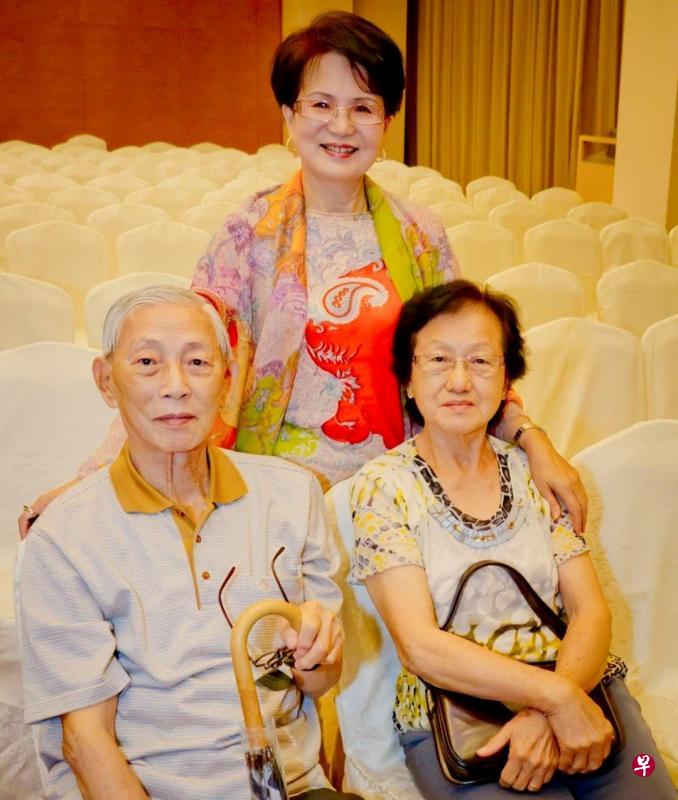 蓉子(后)与报章文艺编辑谢克夫妇,因投稿结缘,交往半个世纪。 蓉子(后)与报章文艺编辑谢克夫妇,因投稿结缘,交往半个世纪。