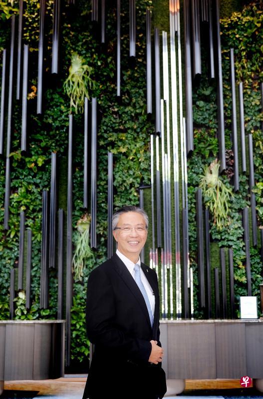 曹炳森:如今年轻的旅客和企业的年轻高管,尤其是来自欧美的年轻人,非常重视环保,如果酒店不照顾生态环境,这些顾客便无法产生共鸣。他背后的是滨海湾宾乐雅臻选大堂内高13米的绿墙。(曾坤顺摄) 曹炳森:如今年轻的旅客和企业的年轻高管,尤其是来自欧美的年轻人,非常重视环保,如果酒店不照顾生态环境,这些顾客便无法产生共鸣。他背后的是滨海湾宾乐雅臻选大堂内高13米的绿墙。(曾坤顺摄)