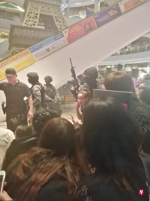 泰国军警在商场内疏散人群,并多次展开救人行动。现场录像片段显示,许多民众在逃命时中弹倒地。(路透社) 泰国军警在商场内疏散人群,并多次展开救人行动。现场录像片段显示,许多民众在逃命时中弹倒地。(路透社)