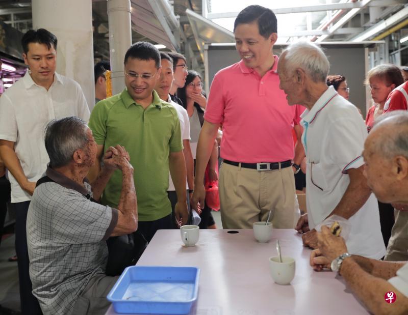 贸工部长陈振声(右二)和社会及家庭发展部长李智陞(左二)昨天走访裕泉区的湿巴刹和咖啡店等,了解居民对新冠病毒疫情以及抢购囤货等方面的想法。居民见到部长,以抱拳方式取代握手打招呼。(海峡时报) 贸工部长陈振声(右二)和社会及家庭发展部长李智陞(左二)昨天走访裕泉区的湿巴刹和咖啡店等,了解居民对新冠病毒疫情以及抢购囤货等方面的想法。居民见到部长,以抱拳方式取代握手打招呼。(海峡时报)
