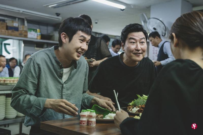 《寄生上流》今天将在本地戏院放映黑白版,片长、内容与彩色版一样。(互联网) 《寄生上流》今天将在本地戏院放映黑白版,片长、内容与彩色版一样。(互联网)