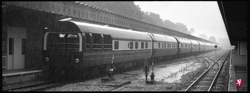 黄德贤拍摄雨中的丹戎巴葛火车站,画面浪漫。(图片由受访者提供) 黄德贤拍摄雨中的丹戎巴葛火车站,画面浪漫。(图片由受访者提供)