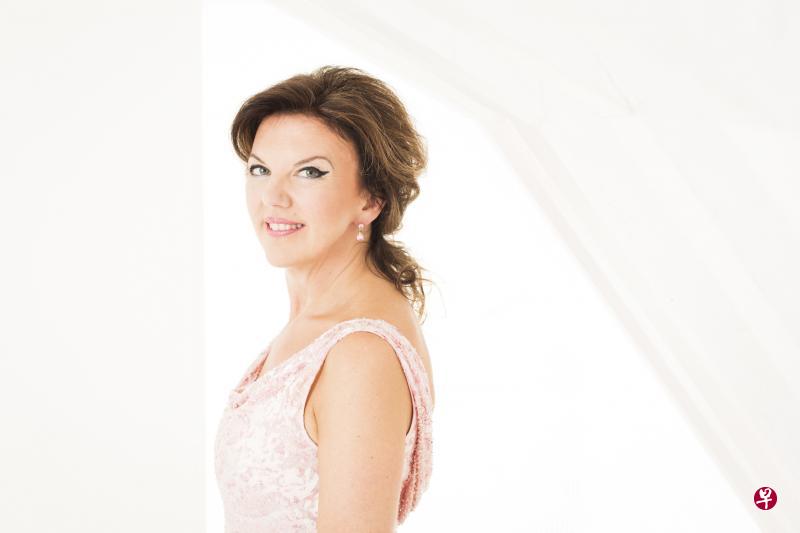 英国小提琴家塔斯敏·利特尔话别表演舞台,与新加坡交响乐团携手呈献她在新加坡的最后一场演出。(Benjamin Ealovega摄影) 英国小提琴家塔斯敏·利特尔话别表演舞台,与新加坡交响乐团携手呈献她在新加坡的最后一场演出。(Benjamin Ealovega摄影)