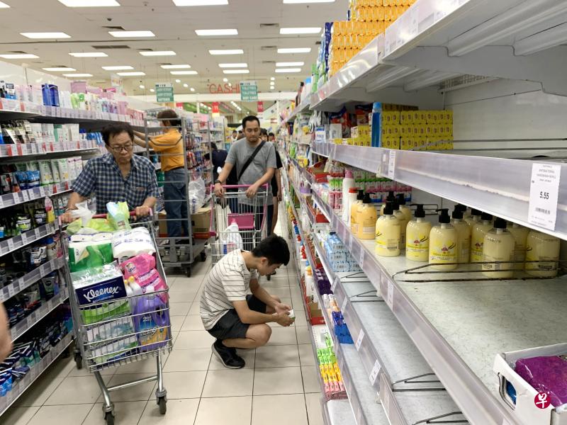 作者说,面对病毒肆虐,因过度“怕输”而抢购物资,则可能导致因抢购必需品而造成物资匮乏的“自我实现预言”(self-fulfilling prophecy)。(邝启聪摄) 作者说,面对病毒肆虐,因过度“怕输”而抢购物资,则可能导致因抢购必需品而造成物资匮乏的“自我实现预言”(self-fulfilling prophecy)。(邝启聪摄)