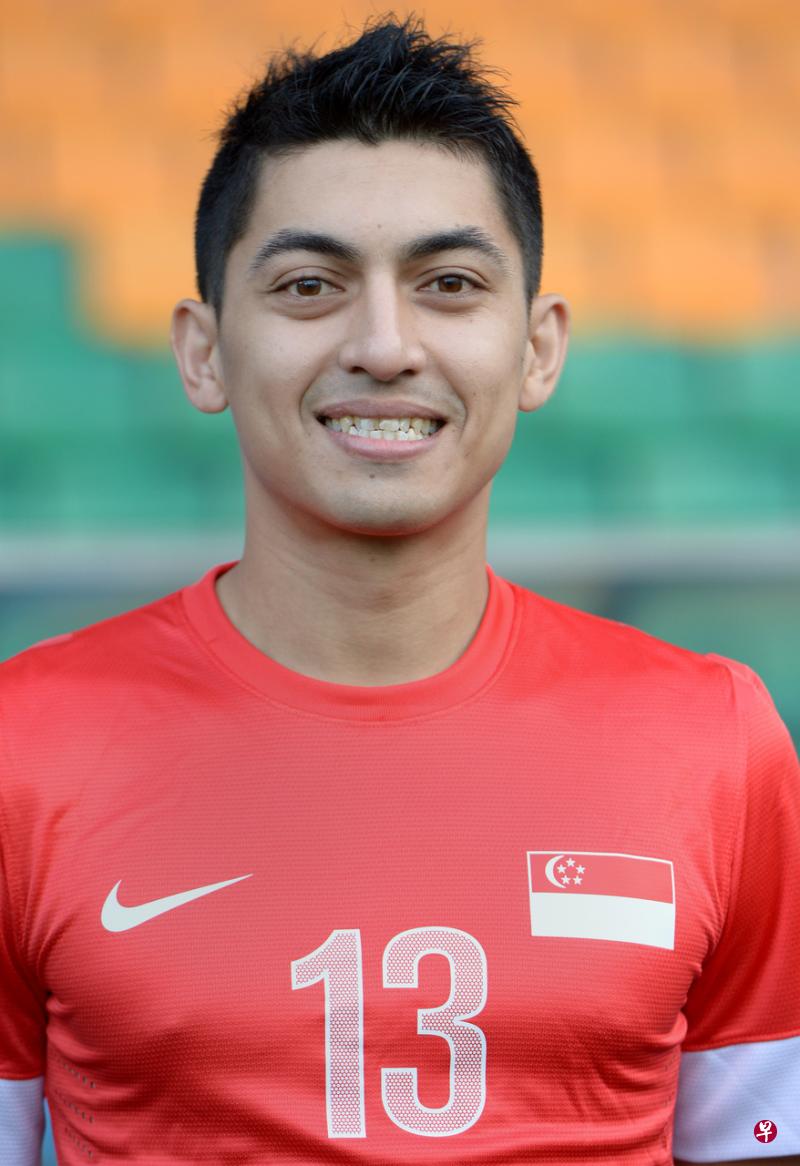 沙里夫曾效力于新加坡国家队,2013年他在与缅甸的友谊赛中替补出场,这也是他唯一一次代表雄狮队出场。(档案照) 沙里夫曾效力于新加坡国家队,2013年他在与缅甸的友谊赛中替补出场,这也是他唯一一次代表雄狮队出场。(档案照)