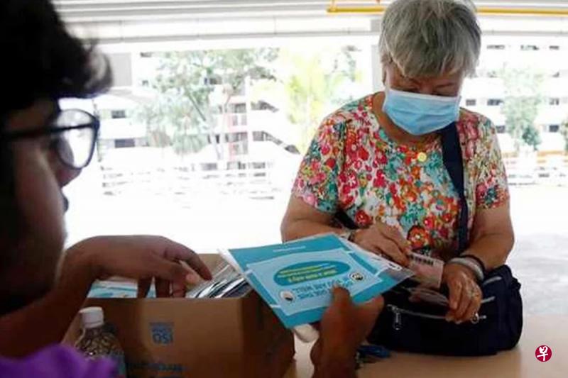 虽然政府已发放每户四个,但由于口罩用一次即丢,很快用完,热心义工和国人纷纷互相捐赠,要帮助独居老人多几个口罩防身。(取自面簿) 虽然政府已发放每户四个,但由于口罩用一次即丢,很快用完,热心义工和国人纷纷互相捐赠,要帮助独居老人多几个口罩防身。(取自面簿)