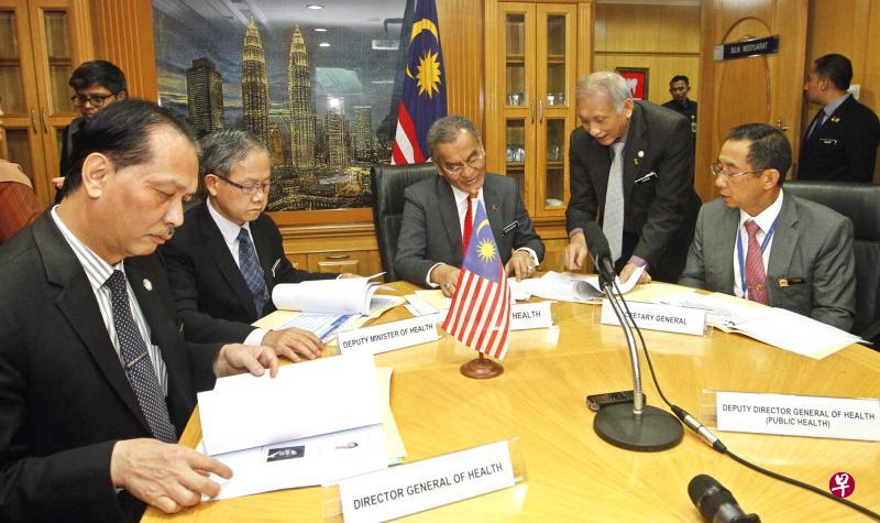 祖基菲里(中)等马国卫生部高官与新加坡卫生部长颜金勇等官员举行视讯对话,商讨两国如何共同应付新冠病毒疫情。(星洲日报) 祖基菲里(中)等马国卫生部高官与新加坡卫生部长颜金勇等官员举行视讯对话,商讨两国如何共同应付新冠病毒疫情。(星洲日报)