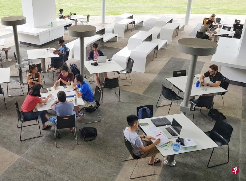 三所大学都要求学生每日自行测量体温两次并作记录,还在校园内多处增设体温检测站。(档案照片) 三所大学都要求学生每日自行测量体温两次并作记录,还在校园内多处增设体温检测站。(档案照片)