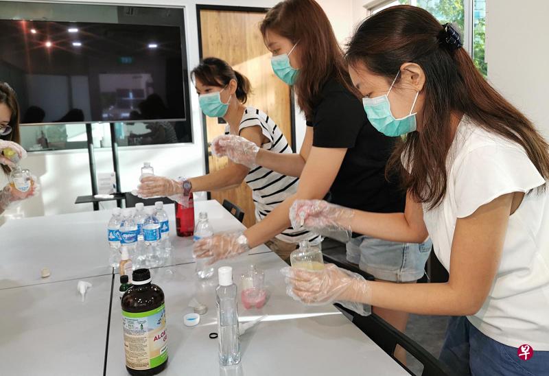 宏茂桥德义区Teck Ghee Parkview邻里15名妈妈组成义工组织TGPV Super Mummies,为居民自制消毒洗手液。(受访者提供) 宏茂桥德义区Teck Ghee Parkview邻里15名妈妈组成义工组织TGPV Super Mummies,为居民自制消毒洗手液。(受访者提供)