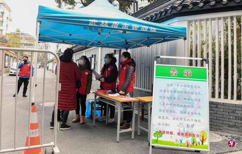 新冠病毒疫情肆虐,中国各地还在严防死守,很多单位、小区、村庄如今都采取封闭式管理。(中新社) 新冠病毒疫情肆虐,中国各地还在严防死守,很多单位、小区、村庄如今都采取封闭式管理。(中新社)