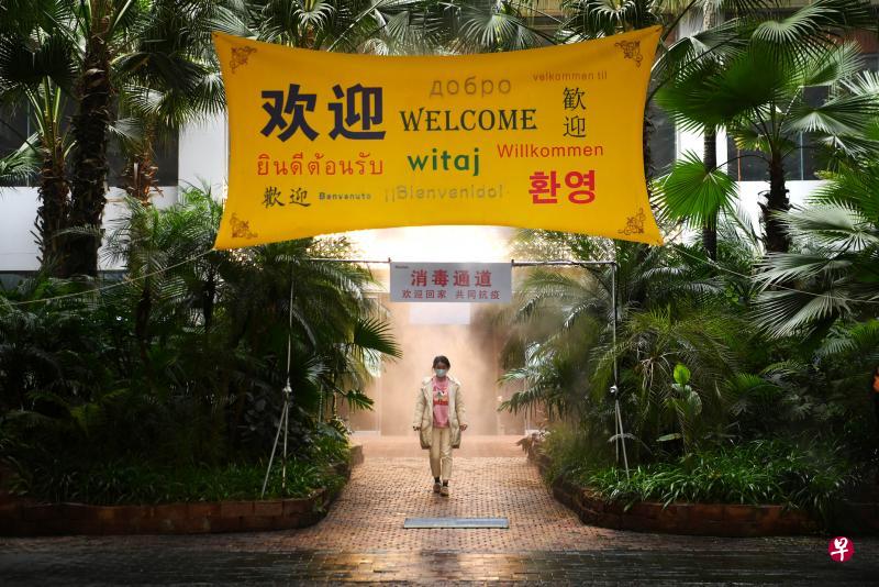 重庆一家企业设立“消毒通道”,一名员工前天经过主要入口时,自动设备会喷雾进行消毒。(路透社) 重庆一家企业设立“消毒通道”,一名员工前天经过主要入口时,自动设备会喷雾进行消毒。(路透社)