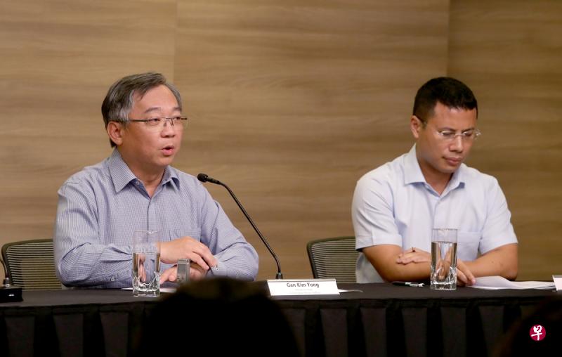 卫生部长颜金勇(左)在记者会上感谢私人家庭医生和专科医生,认可他们在防疫工作中扮演的重要角色。(周国威摄) 卫生部长颜金勇(左)在记者会上感谢私人家庭医生和专科医生,认可他们在防疫工作中扮演的重要角色。(周国威摄)