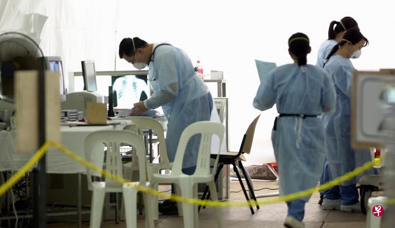 沙斯期间,本地医护人员佩戴口罩工作,积极抗击疫情。(档案照) 沙斯期间,本地医护人员佩戴口罩工作,积极抗击疫情。(档案照)