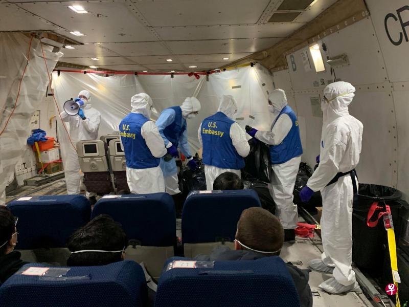 美国大使馆人员2月7日在武汉天河国际机场登上美国国务院的撤侨包机。中国不满美国撤侨与封关之举,认为是带了一个很坏的头。(路透社) 美国大使馆人员2月7日在武汉天河国际机场登上美国国务院的撤侨包机。中国不满美国撤侨与封关之举,认为是带了一个很坏的头。(路透社)