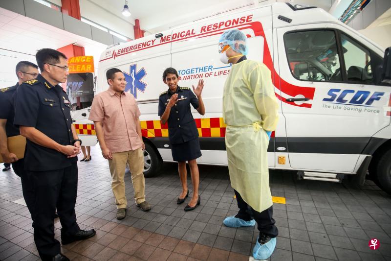 内政部兼卫生部高级政务次长安宁·阿敏(左二)在民防部队总监叶伟德(左一)和总医务官莎莉妮上校(医生)(左三)的陪同下,参观巴耶利峇消防局。(叶振忠摄) 内政部兼卫生部高级政务次长安宁·阿敏(左二)在民防部队总监叶伟德(左一)和总医务官莎莉妮上校(医生)(左三)的陪同下,参观巴耶利峇消防局。(叶振忠摄)