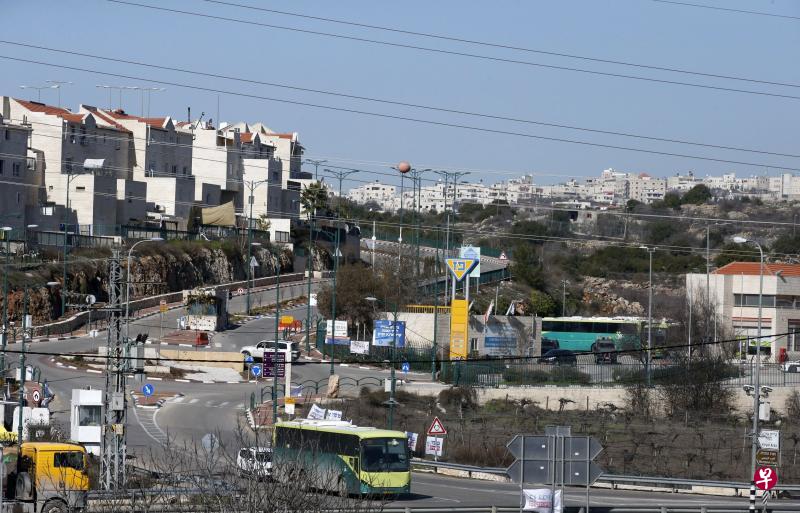 联合国一份报告指112家企业违反了联合国《工商企业与人权指导原则》,因为它们在以色列于巴勒斯坦被占领的土地上非法建造和增加定居点过程中,直接或间接提供了帮助和便利,并从中获益。图为其中一家被点名的以色列公司的油站。(法新社) 联合国一份报告指112家企业违反了联合国《工商企业与人权指导原则》,因为它们在以色列于巴勒斯坦被占领的土地上非法建造和增加定居点过程中,直接或间接提供了帮助和便利,并从中获益。图为其中一家被点名的以色列公司的油站。(法新社)