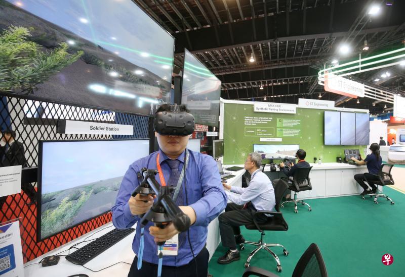 新科工程人员示范如何透过虚幻模拟方式使用系统来进行作战训练。(谢智扬摄) 新科工程人员示范如何透过虚幻模拟方式使用系统来进行作战训练。(谢智扬摄)