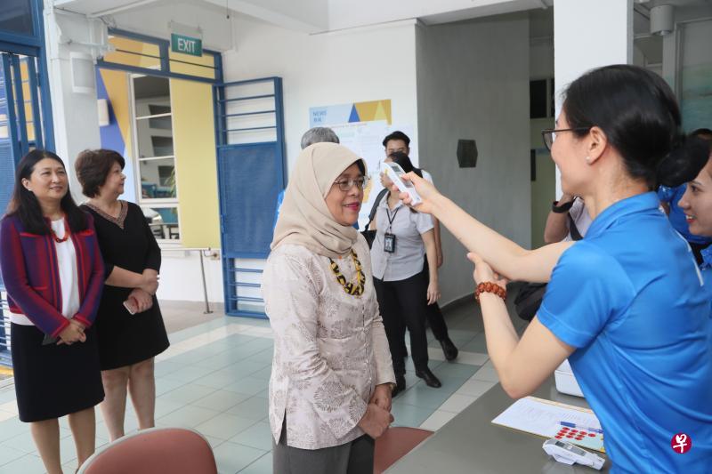 哈莉玛总统探访基督之光卫理关怀院,在入门处进行体温检测。(吴伟国摄) 哈莉玛总统探访基督之光卫理关怀院,在入门处进行体温检测。(吴伟国摄)