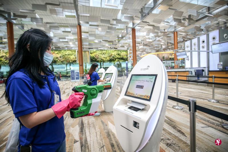 樟宜机场为自助登机亭和自动化行李托运机等使用率较高的设备,喷洒一层防护性消毒层,可有效减少细菌和病毒逗留在表面上的概率,每喷洒一次的有效性为三至六个月。(叶振忠摄) 樟宜机场为自助登机亭和自动化行李托运机等使用率较高的设备,喷洒一层防护性消毒层,可有效减少细菌和病毒逗留在表面上的概率,每喷洒一次的有效性为三至六个月。(叶振忠摄)