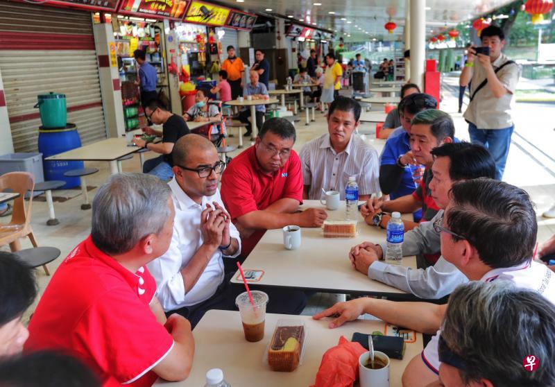 交通部高级政务部长普杰立医生(左二)在红山熟食中心与德士和私召车司机交流,了解他们目前的处境。左一为全国德士师傅协会和全国私人出租车司机协会顾问洪鼎基。(海峡时报) 交通部高级政务部长普杰立医生(左二)在红山熟食中心与德士和私召车司机交流,了解他们目前的处境。左一为全国德士师傅协会和全国私人出租车司机协会顾问洪鼎基。(海峡时报)