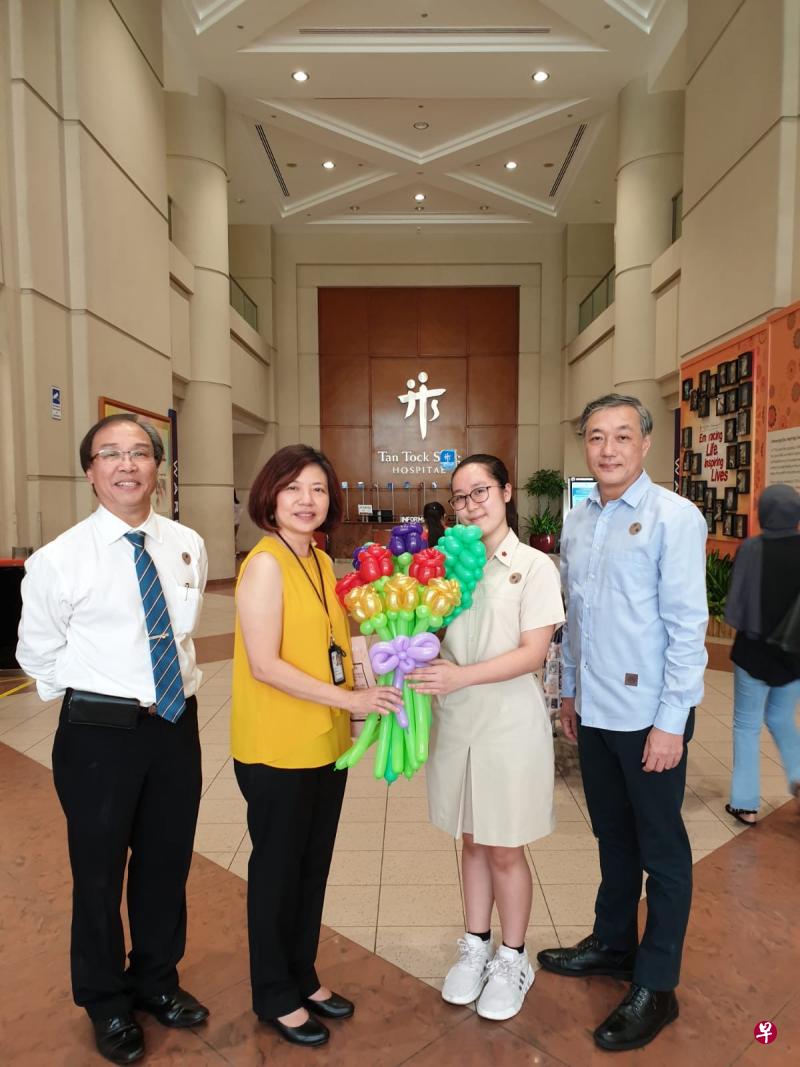 李振明带女儿李侞晔给医护人员表示感谢。(受访者提供) 李振明带女儿李侞晔给医护人员表示感谢。(受访者提供)