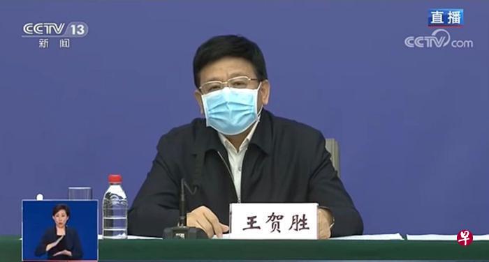 中国国新办今天罕见地在湖北武汉举行发布会,新任中共湖北省委常委王贺胜称,疫情的医疗调动规模和速度均超过汶川地震。(直播截图) 中国国新办今天罕见地在湖北武汉举行发布会,新任中共湖北省委常委王贺胜称,疫情的医疗调动规模和速度均超过汶川地震。(直播截图)