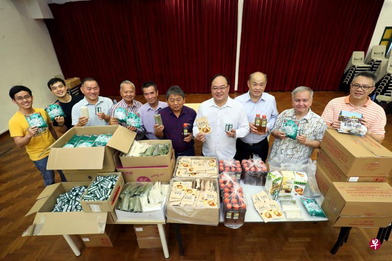 宗乡总会发动会馆为冠病疫情的前线医护人员送上暖心物品。左起为宗乡总会青年委员会成员符策智、副主任曾锦鸿、张氏总会副会长张群发、会长张顺团、傅氏公会交际傅泉兴、会长傅成嘉、宗乡总会会长陈奕福,永定会馆会长曾宪民、秘书长吴文昌,以及青年委员会主任李伟聪。(何炳耀摄) 宗乡总会发动会馆为冠病疫情的前线医护人员送上暖心物品。左起为宗乡总会青年委员会成员符策智、副主任曾锦鸿、张氏总会副会长张群发、会长张顺团、傅氏公会交际傅泉兴、会长傅成嘉、宗乡总会会长陈奕福,永定会馆会长曾宪民、秘书长吴文昌,以及青年委员会主任李伟聪。(何炳耀摄)