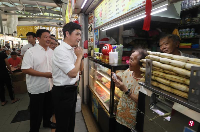 惹兰勿刹集选区议员王志豪(中)与优联燃气控股有限公司总裁张学彬(左)昨午一同到黄埔熟食中心给小贩派发洗手液。(吴伟国摄) 惹兰勿刹集选区议员王志豪(中)与优联燃气控股有限公司总裁张学彬(左)昨午一同到黄埔熟食中心给小贩派发洗手液。(吴伟国摄)