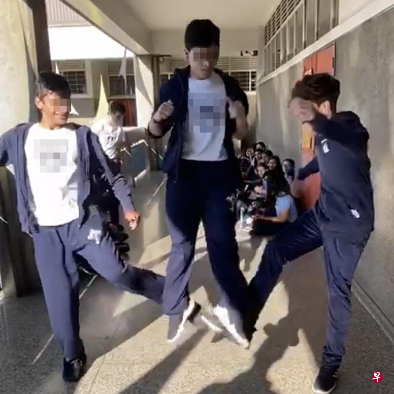 三人跳挑战”的恶作剧,左右的两个人会让中间的人接受挑战,看看谁跳得最高,并在中间人跳起时,左右夹攻,在旁伸脚一勾,导致他失去平衡往后跌。(取自互联网) 三人跳挑战”的恶作剧,左右的两个人会让中间的人接受挑战,看看谁跳得最高,并在中间人跳起时,左右夹攻,在旁伸脚一勾,导致他失去平衡往后跌。(取自互联网)