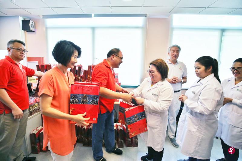 内政部兼国家发展部高级政务次长孙雪玲(左二)和宗乡总会会长陈奕福(左三)昨天在白沙综合诊疗所送礼包给诊疗所医护人员。国务资政兼国家安全统筹部长张志贤(靠窗处)也在场。站在孙雪玲后面的是宗乡总会青年委员会主任李伟聪。(龙国雄摄) 内政部兼国家发展部高级政务次长孙雪玲(左二)和宗乡总会会长陈奕福(左三)昨天在白沙综合诊疗所送礼包给诊疗所医护人员。国务资政兼国家安全统筹部长张志贤(靠窗处)也在场。站在孙雪玲后面的是宗乡总会青年委员会主任李伟聪。(龙国雄摄)
